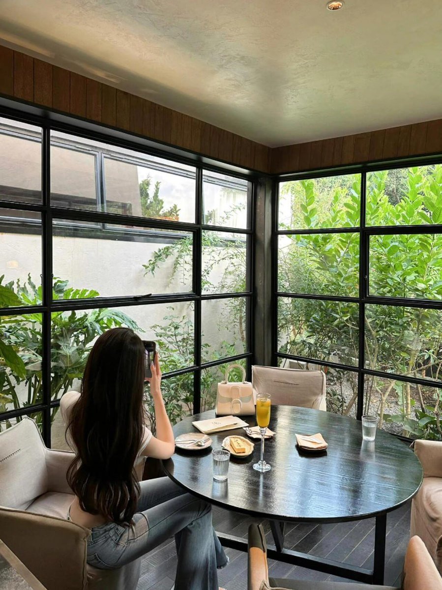 ElsaJim8's tweet image. Capturing moments of serenity sitting alone in beautiful surroundings is pure joy for me😊🍸