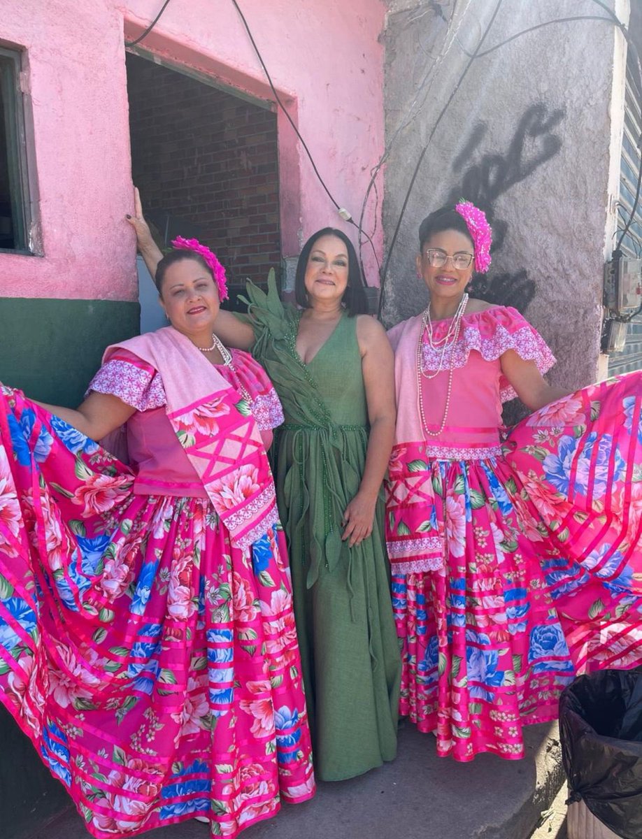 Bom dia gente! Acordei lembrando desse dia maravilhoso… 

Quando o jeito Tucuju subiu o morro da Mangueira, o dia que o povo daqui recebeu o povo de lá pela primeira vez na gravação do clipe do Samba 15. Foi lindo demais subir o morro e sentir as bençãos de Benedita de Oliveira