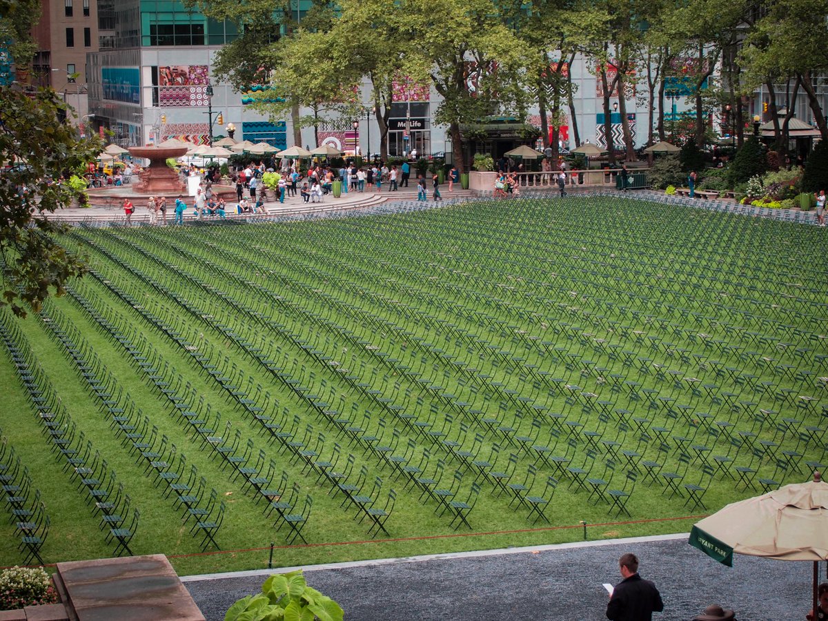 bryantparknyc's tweet image. In 2011, 2,753 chairs were placed on the lawn to remember the 2,753 lives lost on a day that changed our world forever.

As we mark the 24th anniversary of 9/11, we honor the lives that were lost that day, and the bravery of all who answered the call. We will #neverforget 🇺🇸💚.