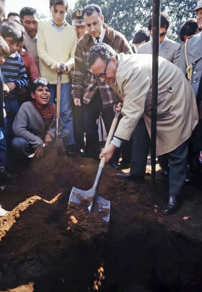 No puedo ser compañero Presidente de agiotistas y latifundistas (...) ni de los que mienten y calumnian por una paga mercenaria. 
Soy el compañero Presidente de los que viven de su trabajo y ponen el interés nacional antes que el particular.
  — Salvador Allende (1908 - 1973)