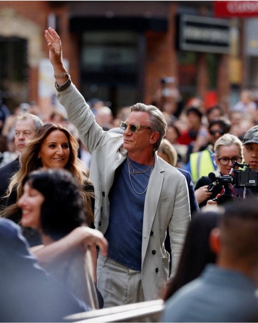 DanielCraigUPD's tweet photo. Daniel Craig greats fans at the World Premiere of WAKE UP DEAD MAN at @TIFF_NET on 6 September 2025. https://t.co/sruzngVowJ