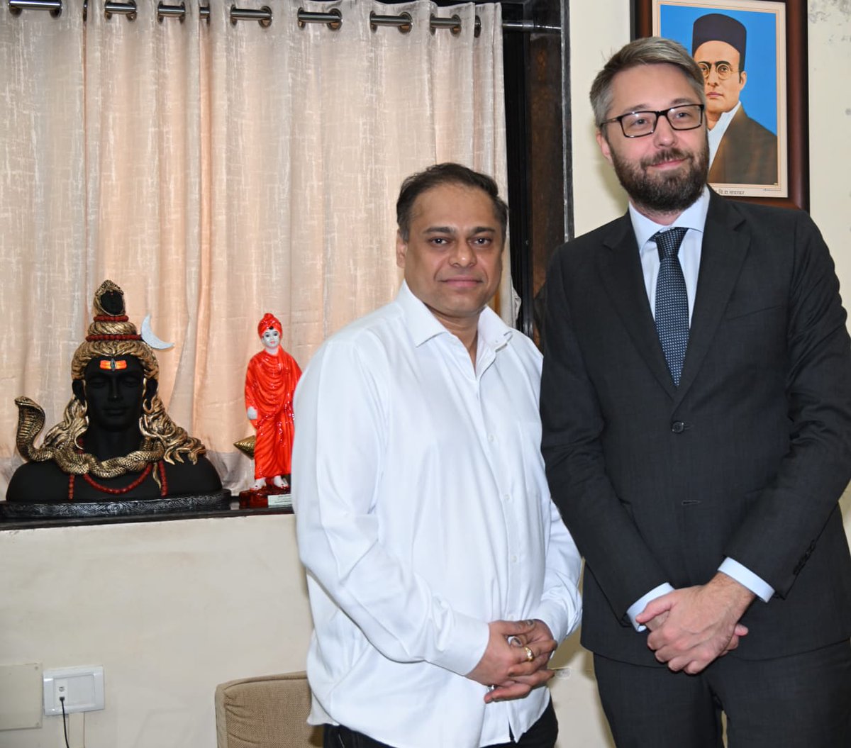 AmeetSatam's tweet photo. It was a pleasure to greet and welcome Martin Egknud Petersen, Deputy Head of Mission of the Royal Danish Embassy in Mumbai BJP Office at Vasant Smruti.

We had an engaging conversation during which Martin expressed his amazement at the development of the Coastal Road Project and the significant reduction in travel time from the airport to South Mumbai.

He shared his experience of visiting Mumbai 10 years ago compared to his recent visit yesterday. Back then, the same journey had taken him nearly 2 hours. This time, however, he was able to reach South Mumbai in less than 30 minutes after landing.

We also discussed the reasons why #Denmark is consistently ranked as one of the happiest countries in the world. As a gesture of hospitality, we offered him Mumbai’s famous Vada Pav, which he relished with great interest.

I also presented him a small model of the Ram Mandir of Ayodhya, along with a copy of my book, Udaan – Make Your Passion Your Career. 

#DenmarkIndiaFriendship #DiplomaticRelations #IndiaDenmark #MumbaiProgress #Udaan #BJPMumbai #CoastalRoad #AmeetSatam 

@BJP4Mumbai @MPetersenMFA