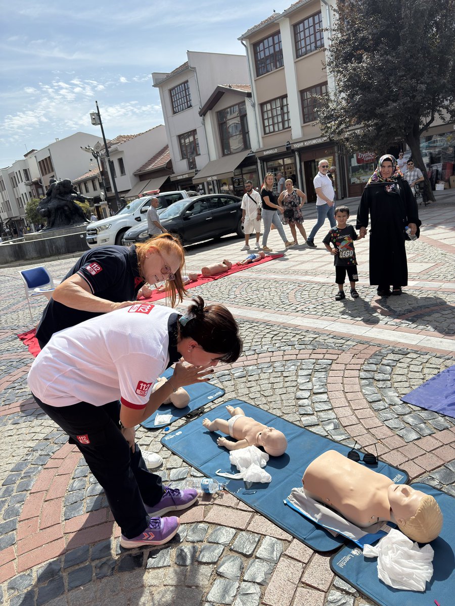 “Dünya İlk Yardım Günü” etkinlikleri kapsamında Müdürlüğümüz bünyesinde bulunan Edirne Valiliği İlk Yardım Eğitim Merkezi(İYEMER) eğitmenleri ile birlikte halka yönelik uygulamalı Temel Yaşam Desteği ve ilk yardım uygulamaları gösterimi yapıldı.<a href="/edirne_valiligi/">Edirne Valiliği</a> <a href="/TC_icisleri/">T.C. İçişleri Bakanlığı</a>