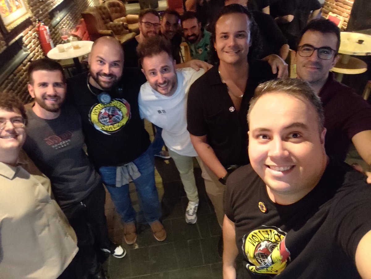 TrisquelionG's tweet photo. @jcmonterog @RedMountain_VGs @DATANAGAMER2 @JoseJinsei @LuismiLorente @RegasLeonhart @alex_chipelo 5) Que de gente maja!!! @Dani_Nihilim de Neon Blood, @AlexJJDari @djpanchi1 el equipo de @TesuraGames @josedhyru 💛🔥 https://t.co/hshVY3vbqg