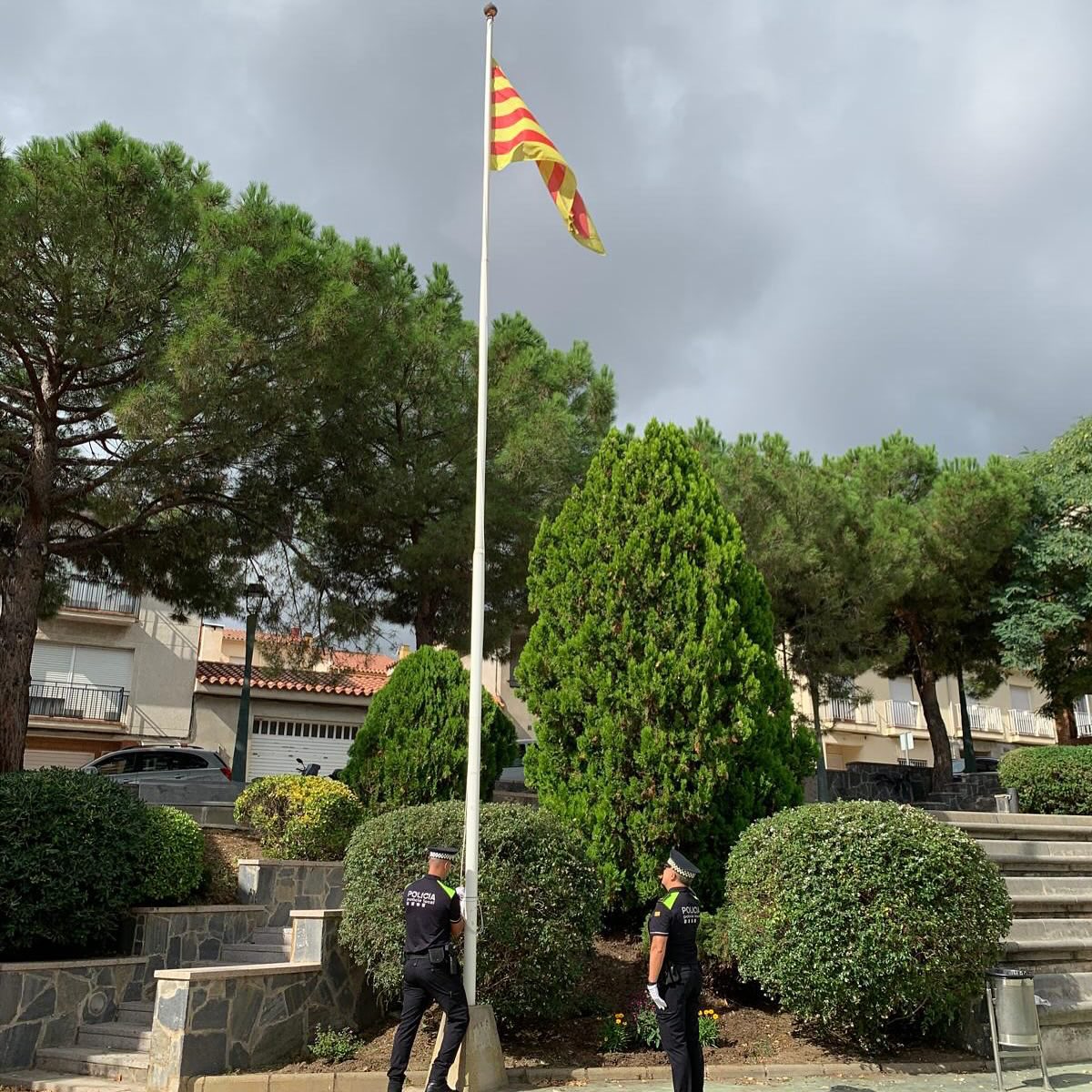 JxSentmenat's tweet photo. Avui, 11 de setembre, Junts per Sentmenat hem participat a l’ofrena floral en motiu de la Diada Nacional de Catalunya. Un dia per recordar la nostra història i reafirmar el nostre compromís amb la nació, el progrés, la llibertat i la independència. 🌹💛❤️ https://t.co/YvUYsinZQg