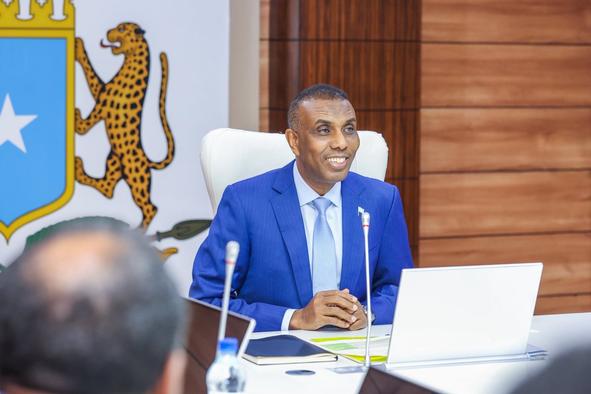 MoLFR_SO's tweet photo. H.E Minister @HassanEeley thanked the Council of Ministers chaired by PM Hamza Abdi Barre for approving the Meat Inspection &amp; Control Act, a key step toward national standards for hygiene, safety &amp; meat quality to protect public health, boost export compliance and market access. https://t.co/qV7FMVgcGT