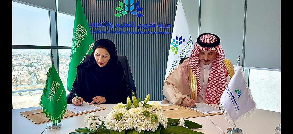 taibahu's tweet photo. #جامعة_طيبة توقع اليوم مع
هيئة تقويم التعليم والتدريب @EtecKsa 
عقد تجديد اعتمادها المؤسسي
إلى جانب توقيع (19) عقد اعتماد برامجي 
لعدد من برامجها الأكاديمية 
في مرحلتي البكالوريوس والدراسات العليا
بما يعزز جودة التعليم والبحث العلمي
ويؤكد التزام الجامعة بمعايير الاعتماد الوطنية
ويواكب احتياجات التنمية.
وقد مثّل الجامعة في التوقيع
د. نوال بنت محمد الرشيد
فيما مثّل الهيئة سعادة رئيسها
د. وليد بن محمد الصالح