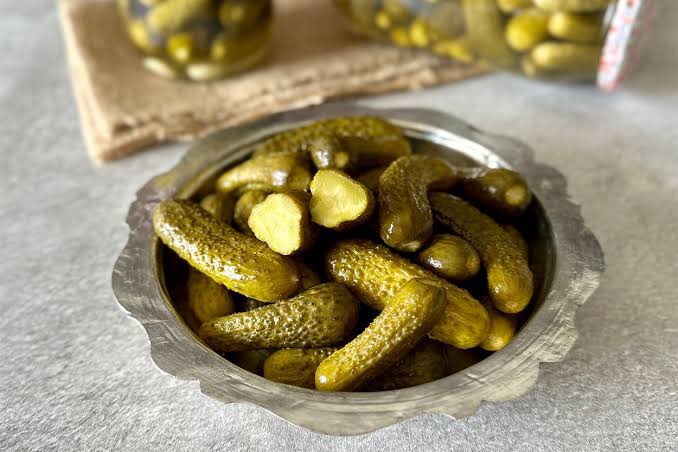 Sirkesiz turşu yapıyorlar habire önüme videosu düşüyor.

Dur dedim ben bu işin bilimsel yöntemlerini bi araştırayım da en mükemmel turşuyu nasıl yaparız bulalım. Araştırdım haklılarmış. Hiç lüzum yokmuş. Hatta sitrik asite(limon tuzu) falan da gerek yokmuş.

Birkaç püf noktası