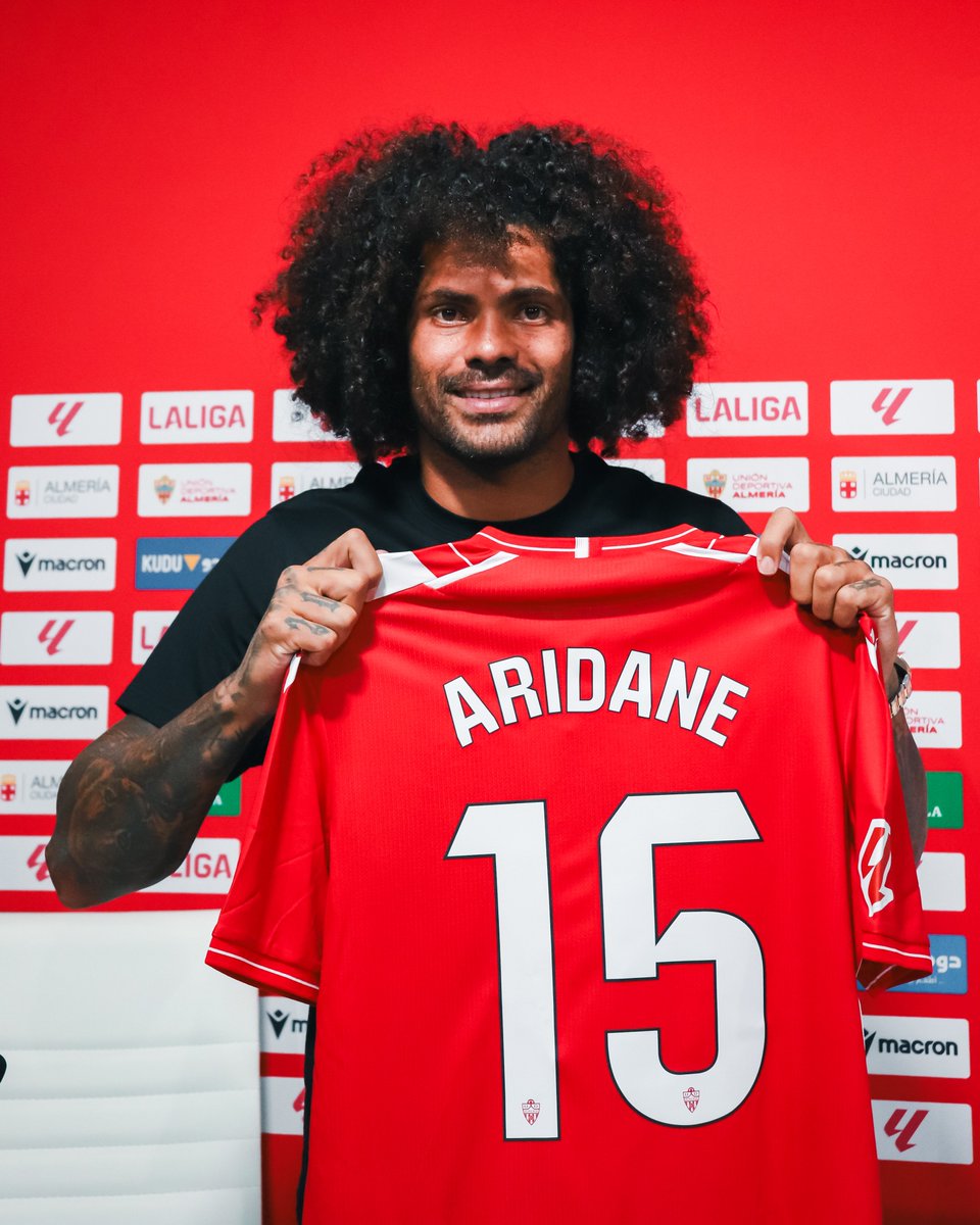 📷 Mariano Blanco, secretario del club, ha presentado a Aridane de forma oficial como jugador de la UD Almería.

¡Mucha suerte, Aridane! ❤️🤍
