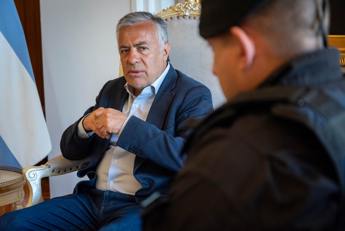 alfredocornejo's tweet image. Lo que vivimos ayer en La Paz nos conmovió profundamente y nos sigue interpelando. Una situación extrema que involucró a una menor y que puso a prueba a todo nuestro sistema, activando protocolos en seguridad, salud y educación.

Hoy recibí en mi despacho a los negociadores,…