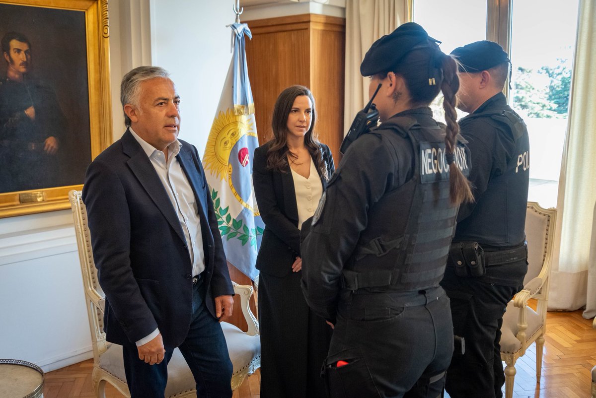 alfredocornejo's tweet image. Lo que vivimos ayer en La Paz nos conmovió profundamente y nos sigue interpelando. Una situación extrema que involucró a una menor y que puso a prueba a todo nuestro sistema, activando protocolos en seguridad, salud y educación.

Hoy recibí en mi despacho a los negociadores,…