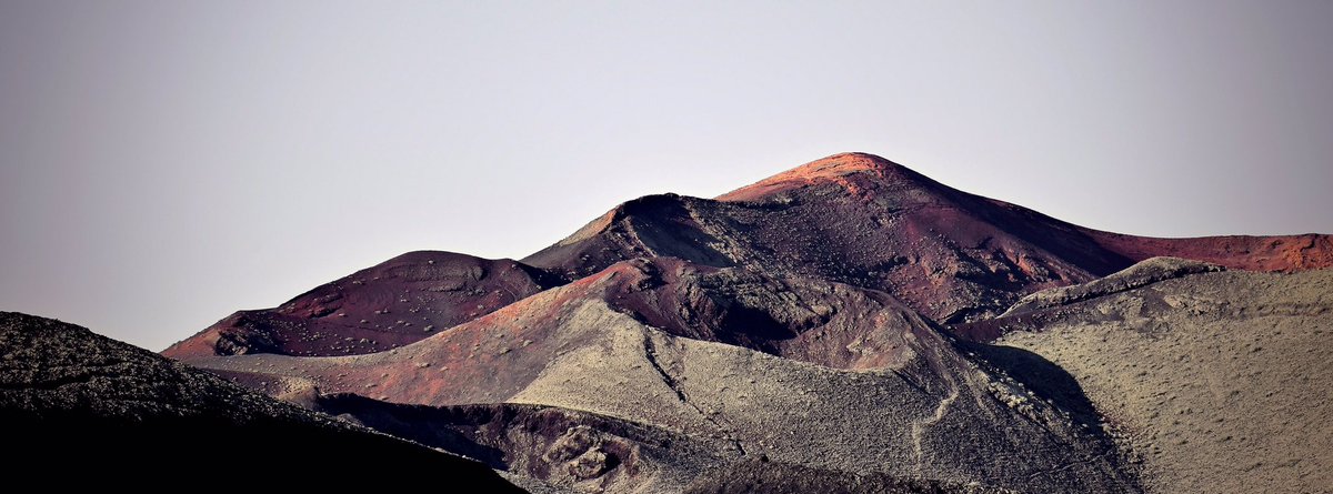 🇮🇨🌋read our new travelogue: “The Alien Magic of Timanfaya”. No science fiction, this landscape is real! album-editions.com/single-post/th… #volcanoes #volcanism #NikonZ <a href="/PanoPhotos/">Panoramas 📸📱</a> <a href="/volcanodiscover/">VolcanoDiscovery</a> <a href="/StormHour/">#StormHour</a> #Lanzarote <a href="/TurismoLZT/">Turismo Lanzarote</a>