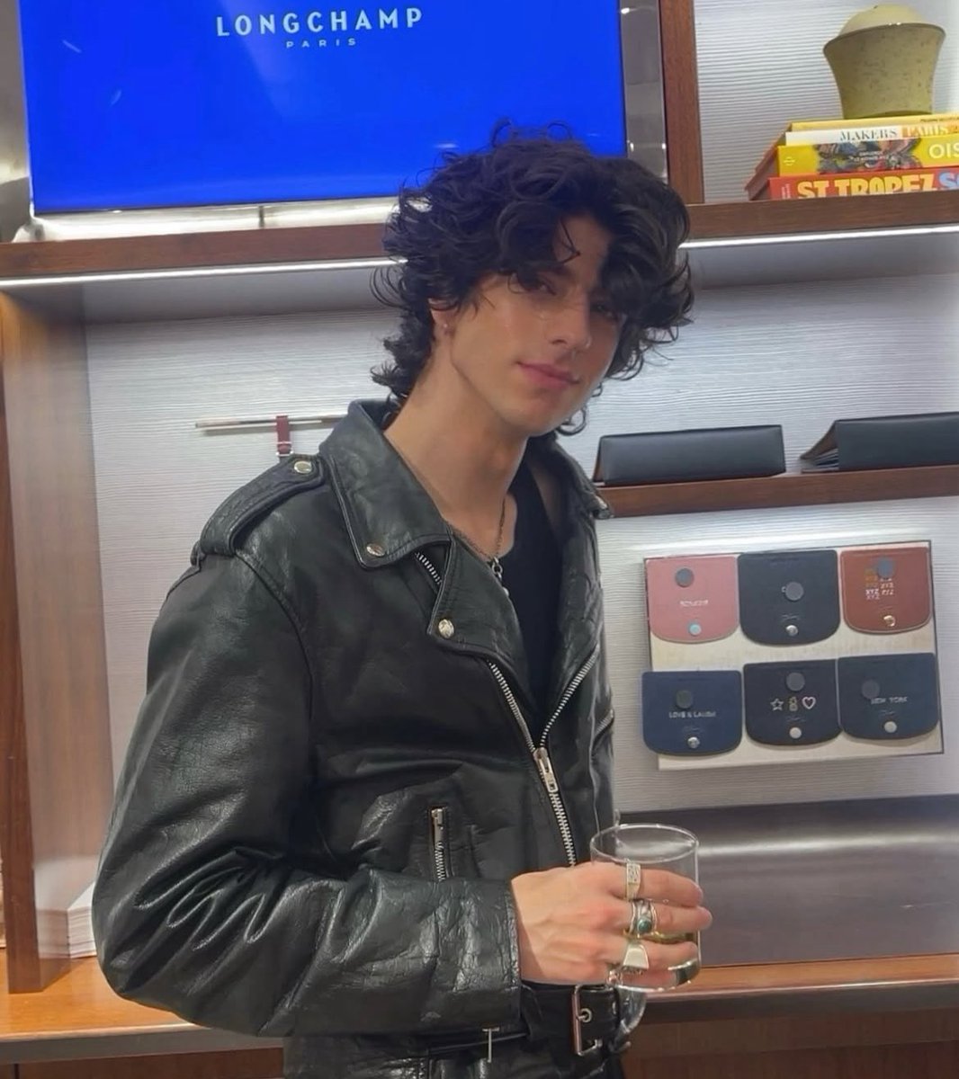 Feliz aniversário, dinossaurinho, eu e seu avô amamos você.