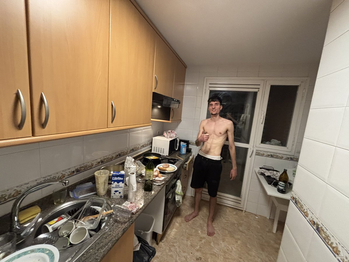ivaantorreess_ (@ivaantorreess_) on Twitter photo para hacer tortitas y dos hamburguesas, este tío no vuelve a pisar mi casa para hacer tortitas y dos hamburguesas, este tío no vuelve a pisar mi casa