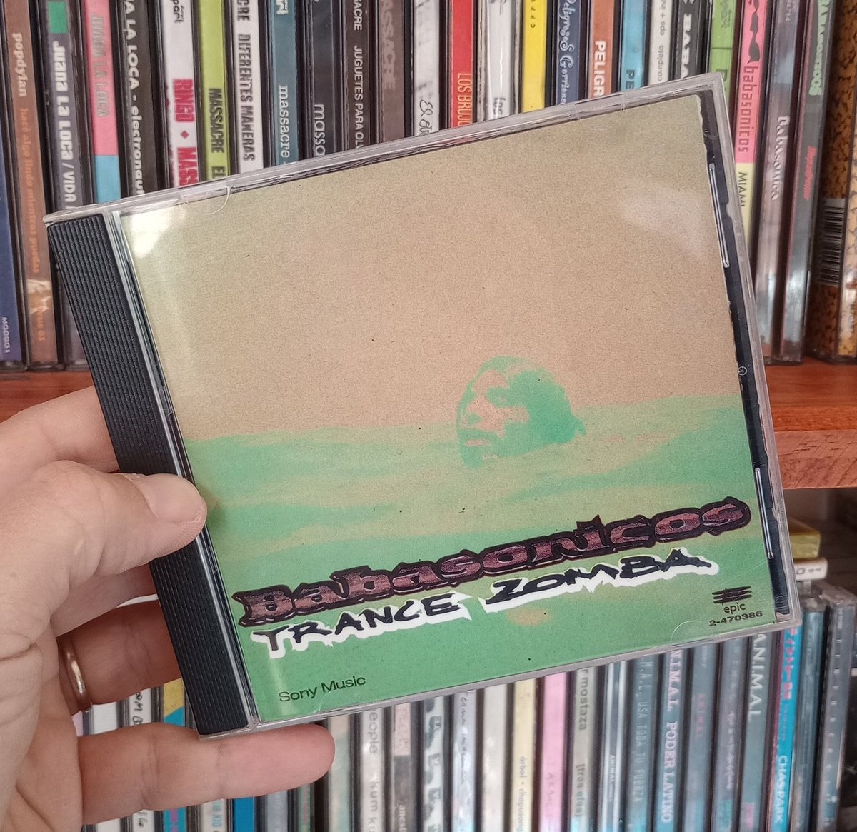 Nadie con un arma sabe bien qué es lo que pasa (qué pasa)
Nadie que la tenga, piensa: bien, y esto sí pasa