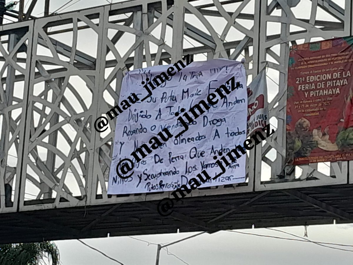 #AlMomento|| Aparece lona con mensajes amenazantes colgada en el puente de la junta auxiliar de #Chachapa en #Amozoc sobre la carretera federal Puebla-Tehuacán.