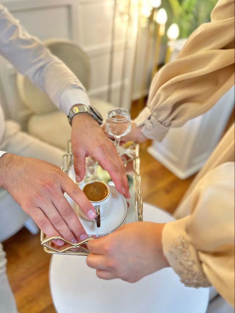 Bütün değişen şeyler arasında seni sevmek kadar sabitim yâr...❞