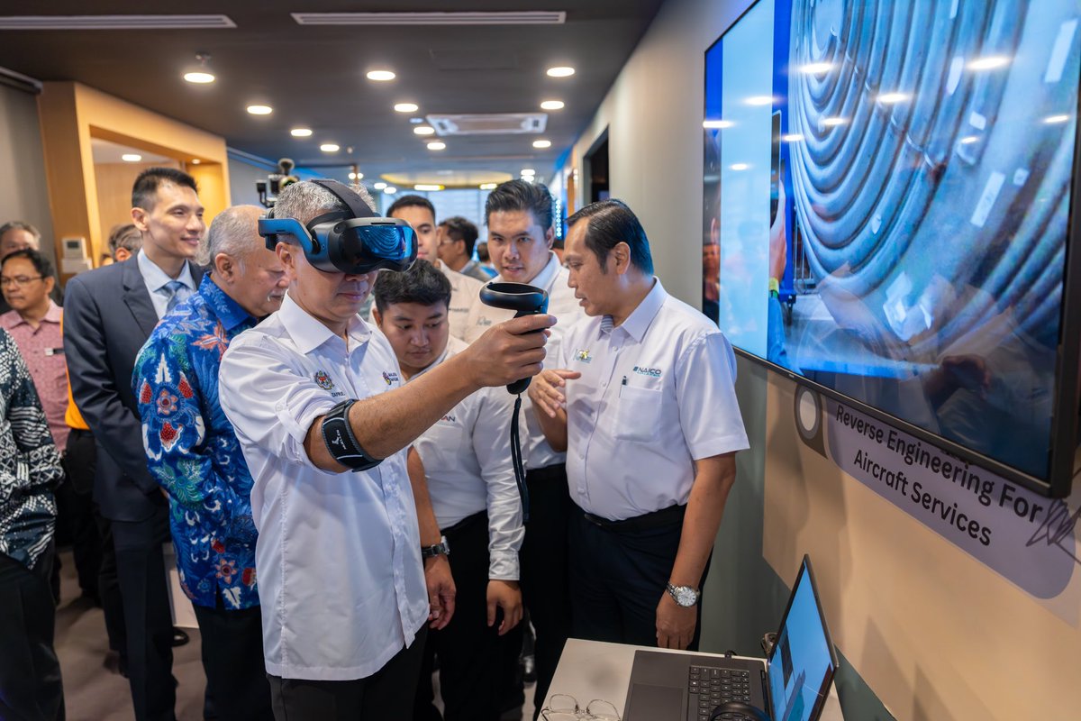 tzafrul_aziz's tweet image. Satu dekad #NAICO Malaysia, satu dekad yang luar biasa! 🚀 

Industri #aeroangkasa negara kita terus melakar kejayaan dengan pelbagai pencapaian yang membanggakan. Antaranya, hasil industri tertinggi dalam 10 tahun pada tahun 2024, mencecah RM25.1 bilion, dan peluang pekerjaan
