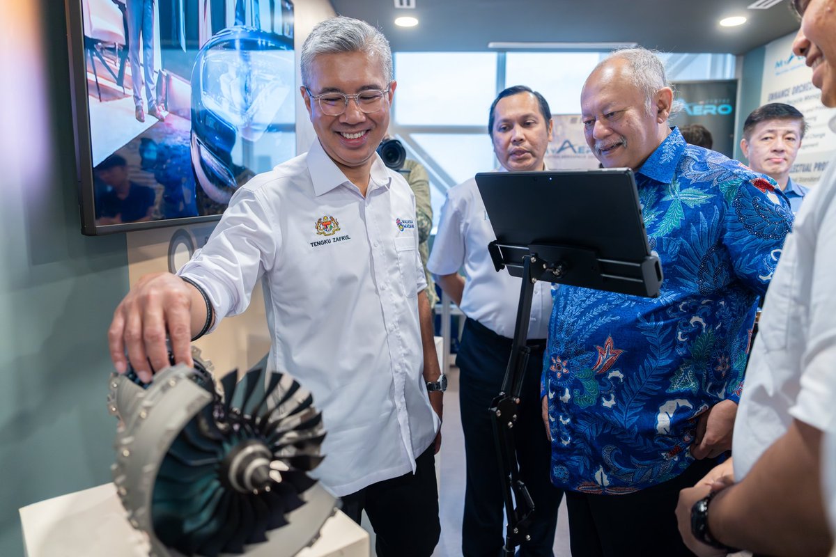 tzafrul_aziz's tweet image. Satu dekad #NAICO Malaysia, satu dekad yang luar biasa! 🚀 

Industri #aeroangkasa negara kita terus melakar kejayaan dengan pelbagai pencapaian yang membanggakan. Antaranya, hasil industri tertinggi dalam 10 tahun pada tahun 2024, mencecah RM25.1 bilion, dan peluang pekerjaan