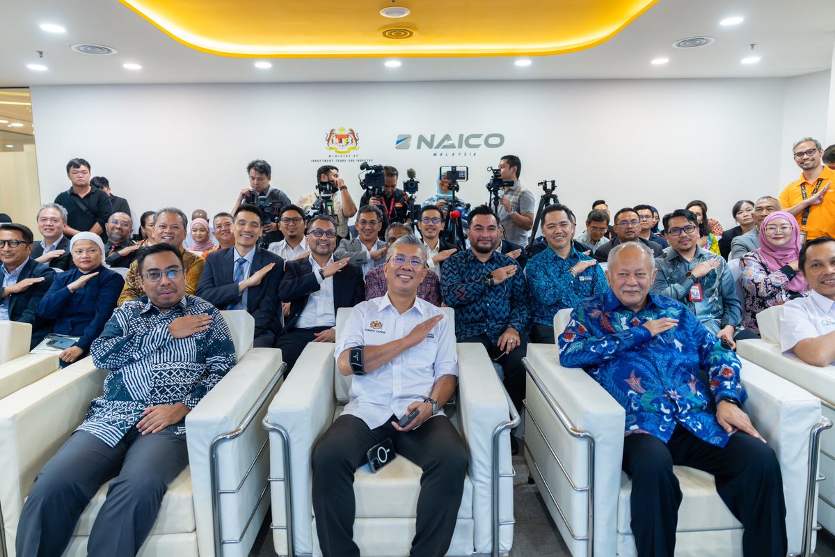 tzafrul_aziz's tweet image. Satu dekad #NAICO Malaysia, satu dekad yang luar biasa! 🚀 

Industri #aeroangkasa negara kita terus melakar kejayaan dengan pelbagai pencapaian yang membanggakan. Antaranya, hasil industri tertinggi dalam 10 tahun pada tahun 2024, mencecah RM25.1 bilion, dan peluang pekerjaan