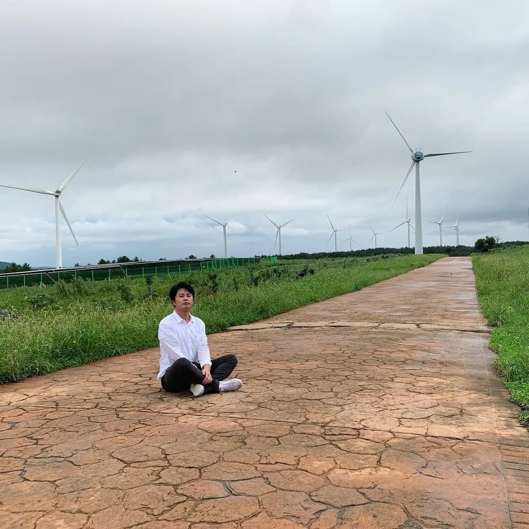 SuwonVibe's tweet photo. 바람이 부드럽게 스쳐가는 이 풍력발전기 필드에서 하루를 보내는 건 정말 좋은 것 같아😌. 하늘도 넓고 풀향기도 맑아서 머릿속이 아득해지면서 마음이 편해지는 거야🍃. 이런 평화로운 순간들이 쌓여가는 거 느껴지니까 더 기분이 좋아✨.
#풍력발전기 #풍경 #여유 #자연 #휴식 https://t.co/8TI3PI3RR9