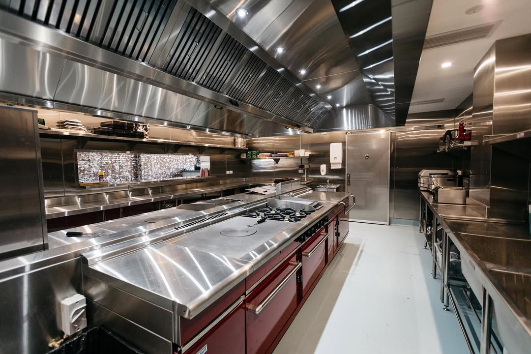 #labotaniquesydney  is a commercial kitchen designed in collaboration with #Moffat and Manu Feildel. 
Check out this #WaldorfBold range.. it's all about performance, power and good looks.👀
Credit: @labontaniquesydney