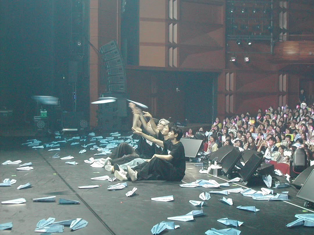 この景色を一緒に作ってくれたロハの皆さん！ありがとうございました。

이 풍경을 함께 만들어 준 로하 여러분, 정말 고마워요

<a href="/sanha_mai/">🐣</a> 企画から二人三脚ありがとう。素敵な動画が届きますように✈️
bit.ly/4m5T7tT 

<a href="/68Kanayan/">まき</a> 紙飛行機一緒に配ってくれてありがとう。

#PRISMfromYtoA