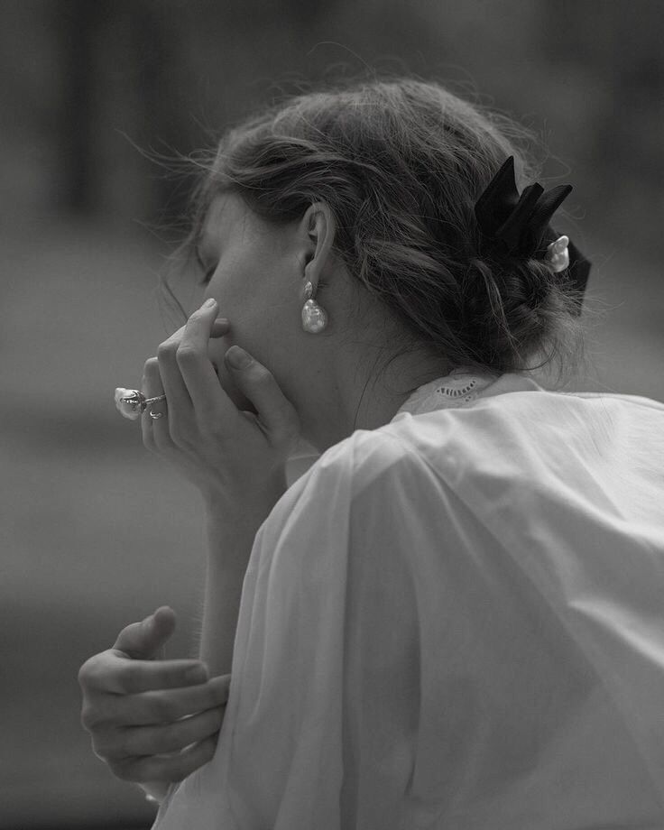 تماماً ك رذاذ الملح فوق جرحٍ عميق ،،
أراني قد قرأت الفاً من السطور دون كلمات  ..

#الخُلــــــُــــــــود