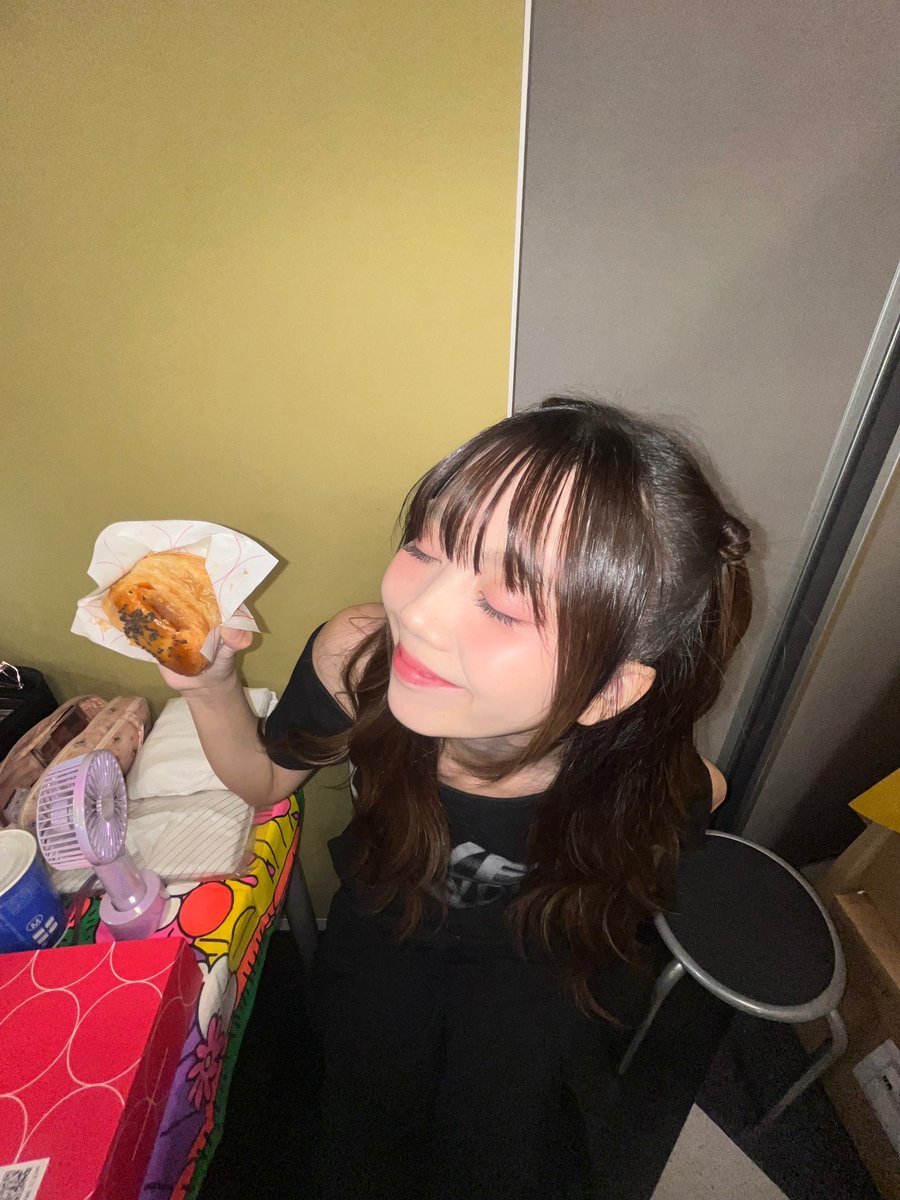 SARI_ERG's tweet photo. 今日雷すごかったーこわかったー😩😩

この前もらったアップルパイが美味しすぎた🍏♡お芋も入っててさ！い！こ！う！ https://t.co/yYILRuFC7P