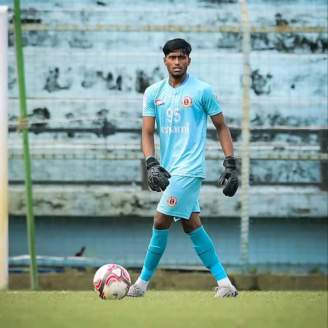 আমাদের একমাত্র গোলরক্ষক যে এখনো পর্যন্ত সব ম্যাচই ক্লিনসিট রেখেছে। তিনকাঠির নীচে অপরাজেয় থেকেছে। আজও প্রথমার্ধে একের বিরুদ্ধে এক পরিস্থিতিতে একটা নিশ্চিত গোলের হাত থেকে রক্ষা করেছে। তাছাড়াও প্রতিটা বল আত্মবিশ্বাসের সঙ্গে সুন্দর গ্রিপ করেছে।

#BadgebOfficial #JoyEastBengal ❤️💛