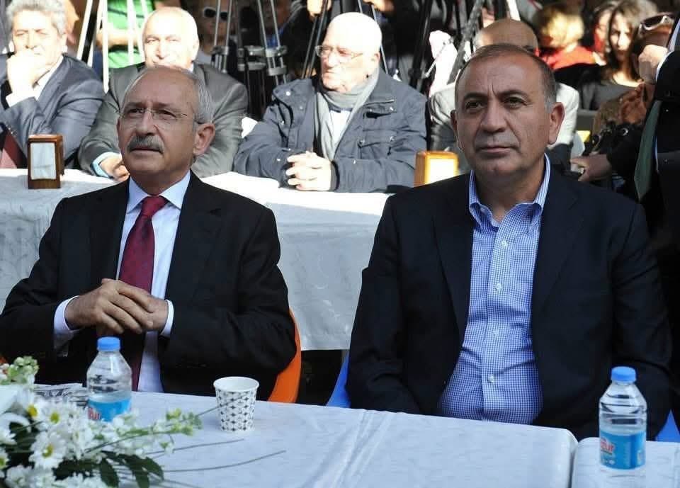 Pazartesi bu polemikler bitecek, trollerin ve marjinal gurupların CHP’ye verdiği zararda son bulacak. FETÖ’cü şerefsizlerin geri çekildiğini görebiliyoruz CHP üzerinde kurmak istedikleri oyuna bu iki adam son verdi onlara sahip çıkmak boynumuzun borcudur partinin vicdanları onlar