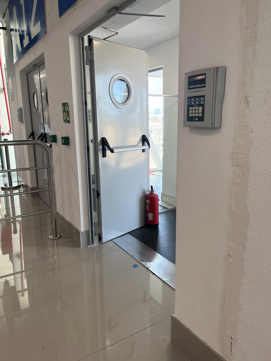 holademonios's tweet image. q bazofia de aeropuerto @aena te crees q es normal sujetar la puerta con un extintor