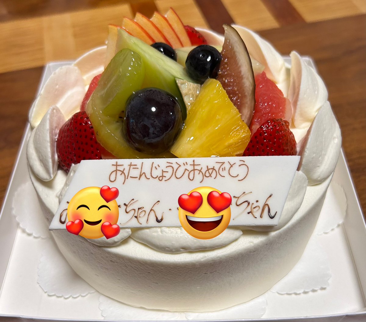 j_ka08's tweet photo. 弱肉強食で育った姉妹が同時に帰省したんだけど、お母さんが準備してくれたケーキ

←HappyBirthday歌う前
→HappyBirthday歌った10秒後 https://t.co/OvNKKPBibx