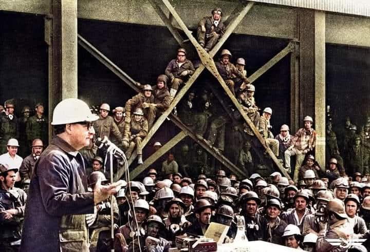 PoloDemocratico's tweet photo. 52 años después del golpe de Estado en Chile, recordamos las palabras de Salvador Allende: “La historia es nuestra y la hacen los pueblos”

Antes del golpe, se preparó una guerra mediática y económica que no cesó hasta el derrocamiento de Gobierno popular. 

En varias democracias de América, esa misma estrategia amenaza la voluntad de las mayorías, y en Colombia enfrentamos intentos similares para debilitar la legitimidad del Gobierno del Cambio.

Por eso reivindicamos y fortalecemos el @PactoCol, porque es una herramienta política para avanzar un horizonte de transformación social desde la UNIDAD de las fuerzas políticas de izquierda, populares y progresistas. Es la fuerza que está cambiando el país y denunciando a los poderes que históricamente han capturado el Estado y lo han puesto al servicio de unos pocos. Por eso debemos protegerlo. 

Colombia está cambiando, se ha desatado un acontecimiento político y tenemos la oportunidad de conducirlo con la gente. No podemos dejar que se impongan el miedo y la muerte. 

Es momento de la VIDA, es tiempo de que se abran las grandes alamedas.