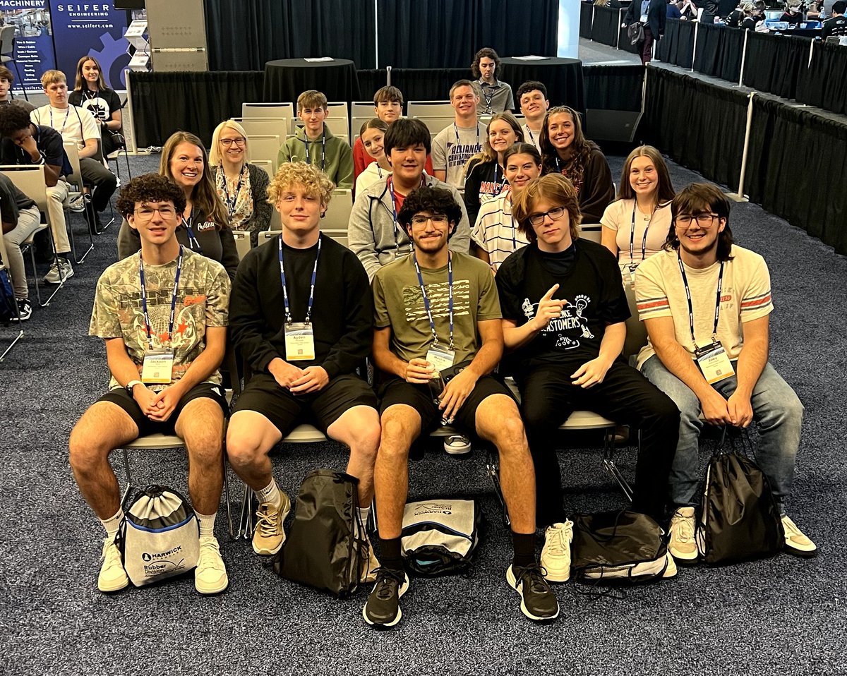 DMaugerMHS's tweet photo. Mrs. Fassnacht and Mrs. Willis are with a group of students at the Global Polymer Summit in Cleveland today. Another opportunity for our students to learn about future careers.
@AkronManchester https://t.co/lU4UEBdUf4