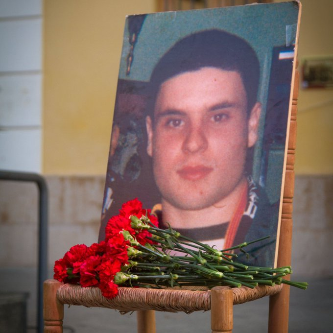 <a href="/Mtelladof/">Miguel Tellado</a> Això va passar, subnormal. I els jutges van dir que era una "pelea de bandas". I el nazi assassí va eixir als pocs anys i va reclamar les seues armes incautades a l'operació Panzer. I els jutges li les van donar. Subormal, que ets molt subnormal.