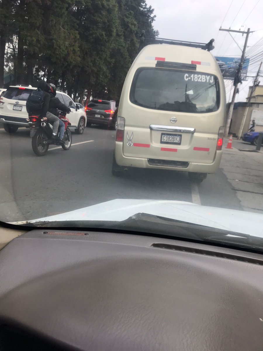 caestrah's tweet photo. @stereo100xela y la pmt no hacen nada sino vean a este microbucero en la rotonda del tanque https://t.co/f6KUDS1K8i