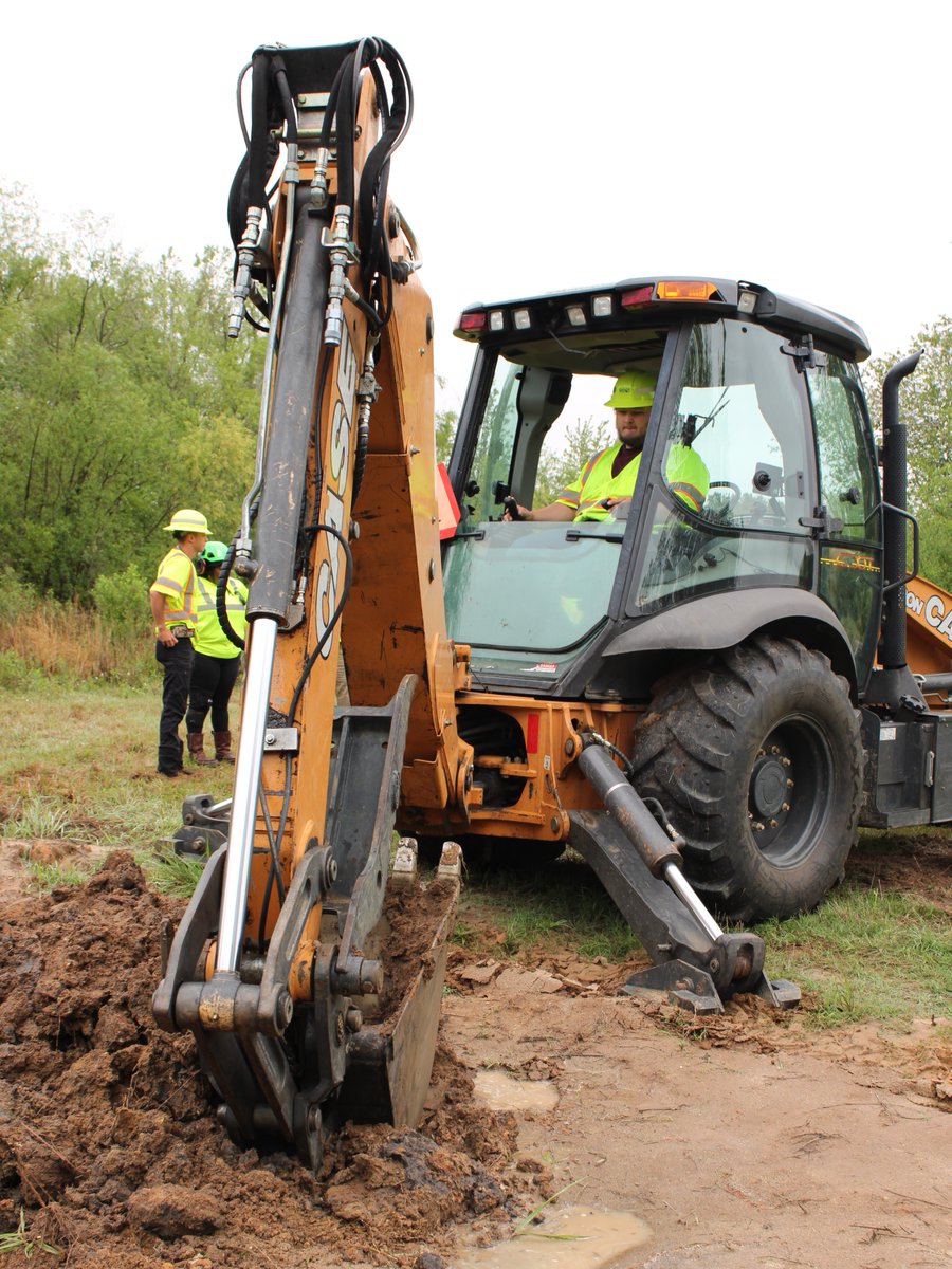 GADeptofTrans's tweet image. 🚜 New GDOT employees got hands-on experience at Maintenance Boot Camp in Tift County!

From backhoes to tractor mowers and chainsaws, Farm Day gives new hires the skills and confidence to maintain Georgia’s highways safely.

bit.ly/4noalDZ
#GAroads #WorkforceTraining