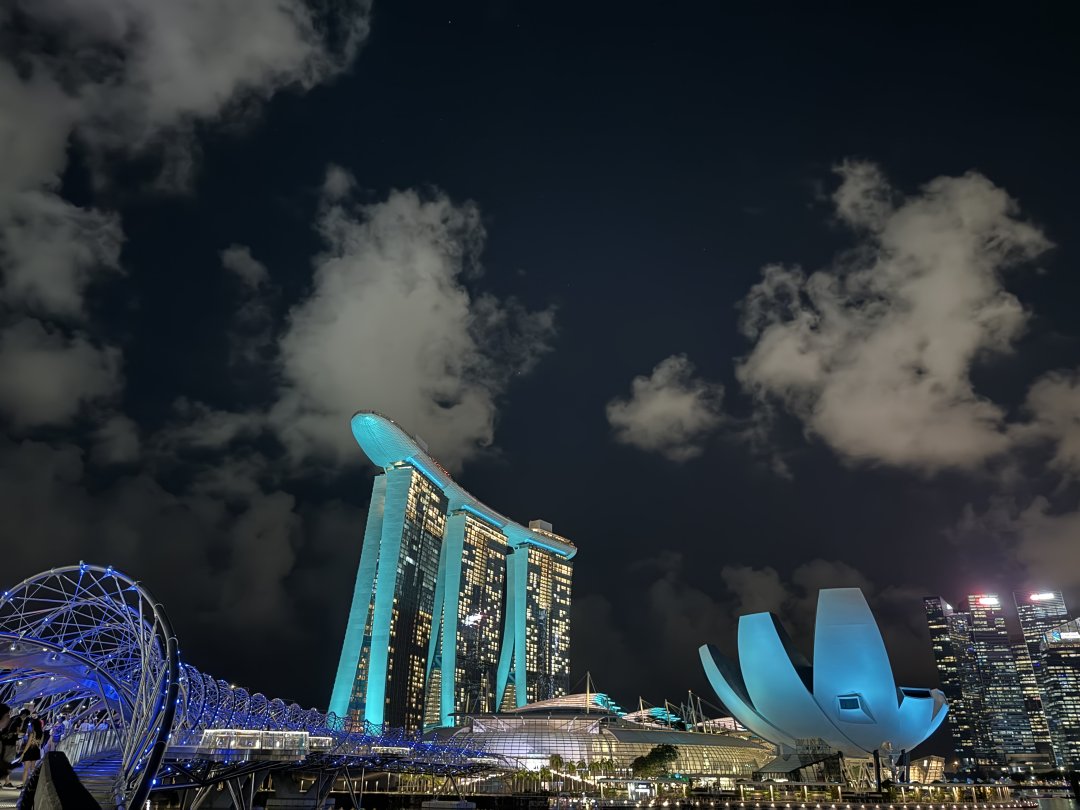 The Marina Bay lights never disappoint. 🌟 #TravelGoals