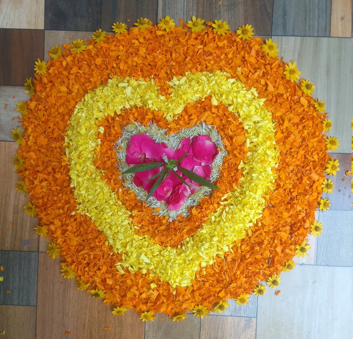 yoonsonlykook's tweet photo. ഉള്ള പൂക്കൾ വച്ച് കുറച്ച് തട്ടിക്കൂട്ട് പൂക്കളം,ചിലത് നിലത്ത് ഇട്ടു ചിലത് മഴ കാരണം വീട്ടിലെ വരാന്തയിൽ ഇട്ടു 😁🫡🏵️
#BTS #coconam25 #സ്നേഹംBTS #flowerworks https://t.co/RM62WMLYfI