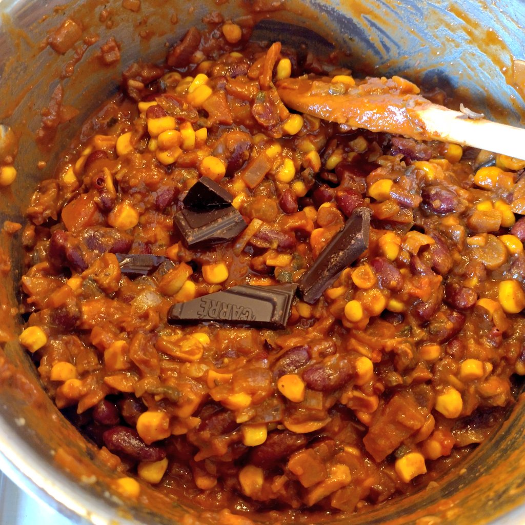 AnulasKitchen's tweet image. Please tell me you're putting dark chocolate 🍫 in your chilli! 🍲👌🏻😋 Also, made it quite spicy 🔥 today, hope the girls will like it 🤞🏻😅 I'd say plenty of guacamole 🥑 &amp;amp; cheezy nachos will be consumed as well with it 🤭
#vegan #plantbased #veganfood #dinner