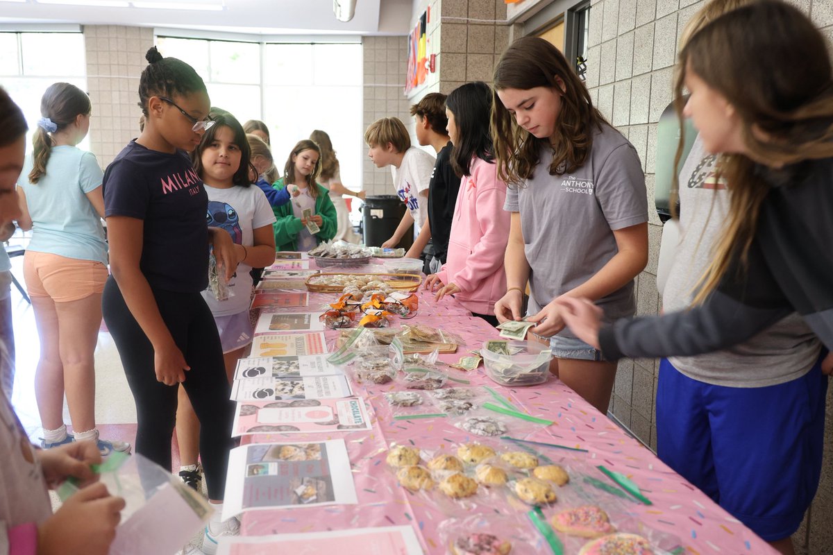 7th Grade Finance Class Bake Sale! After learning about wholesale and markup pricing, our students calculated ingredient costs, set prices, and sold their sweet creations. The class decided to donate a portion of the proceeds to local charities.🍪