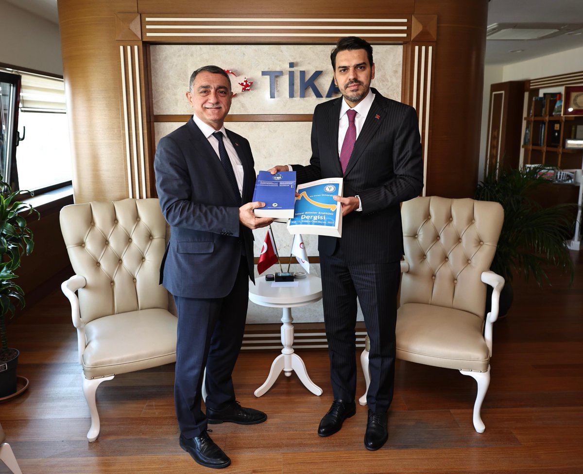 Bugün Türk İşbirliği ve Koordinasyon Ajansı (TİKA) Başkanımız Sn. Abdullah Eren’i ziyaret ederek kendisini VIII. Uluslararası Ahilik Sempozyumu’na davet ettik. Ortak projeler üzerine verimli bir istişare gerçekleştirdiğimiz görüşme sonrası ise Filistin özel sayımızı kendilerine