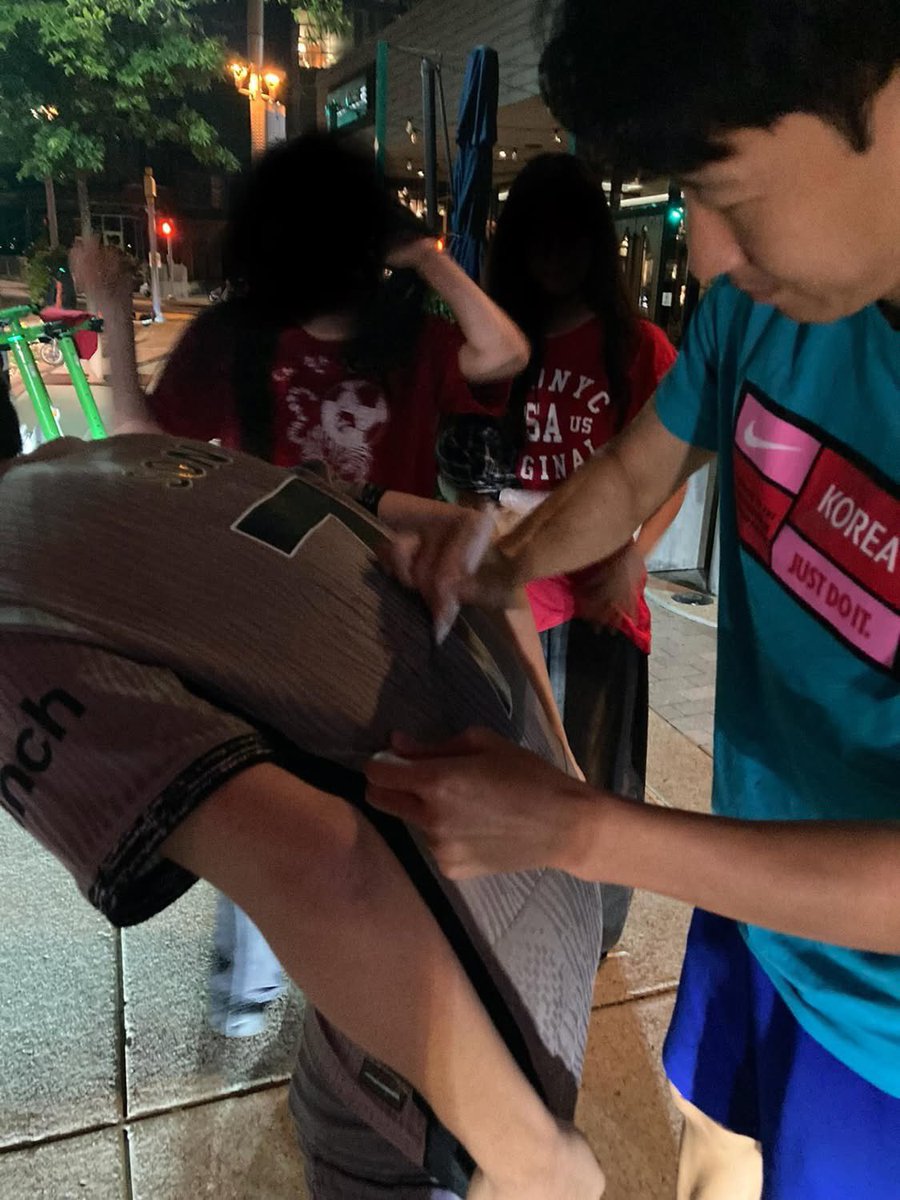 librarygreenie's tweet photo. after the mexico game heungmin sent off the players &amp; staff who left first then came out &amp; signed for the fans who were there~ https://t.co/NVPd0lrSjW