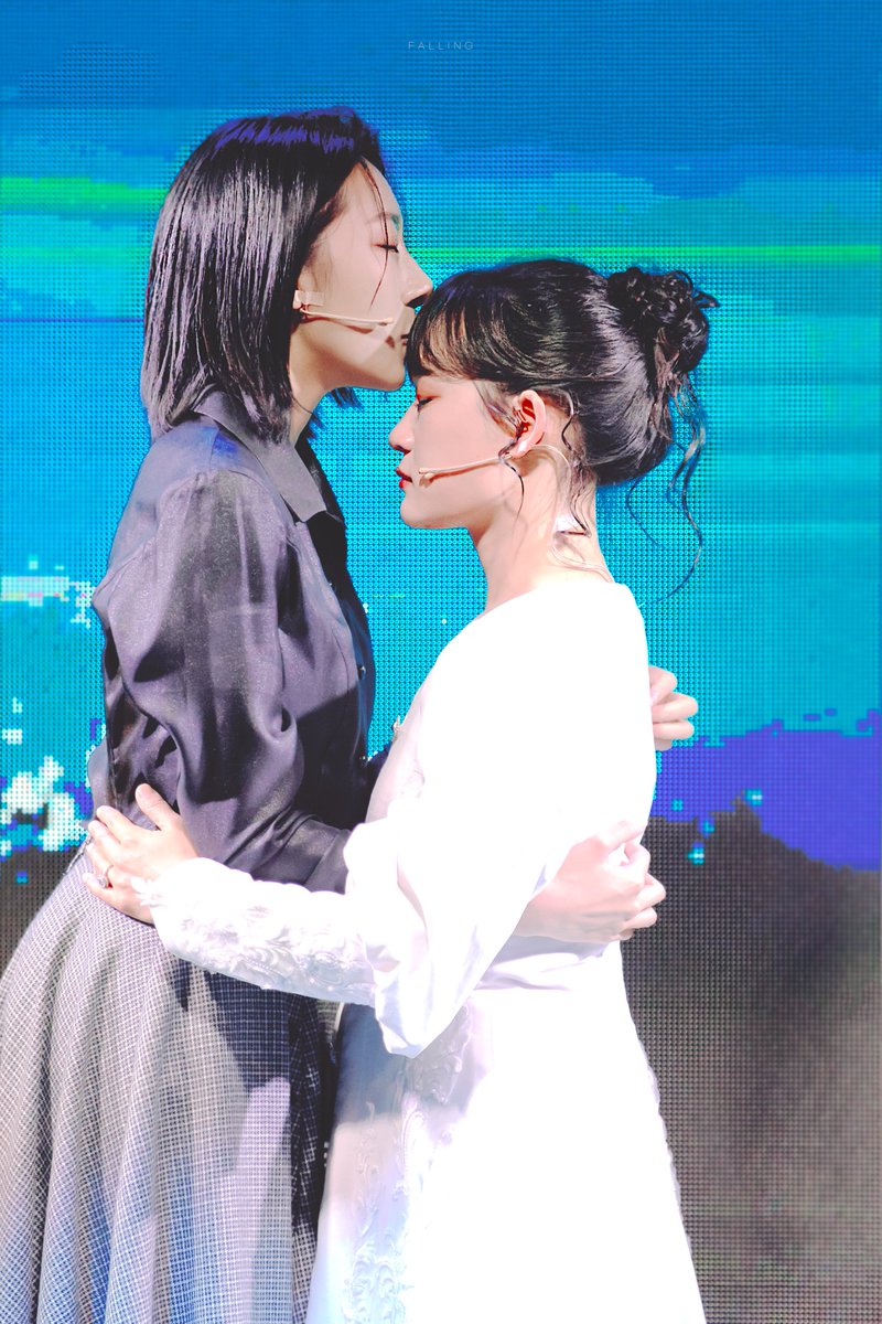 250910 낮 올랜도 인 버지니아
스페셜 커튼콜 | 자기 자신의 모습으로

버지니아 울프 役 | #임찬민 배우님
비타 색빌웨스트 役 | #장보람 배우님

행운을 빌어, 올랜도