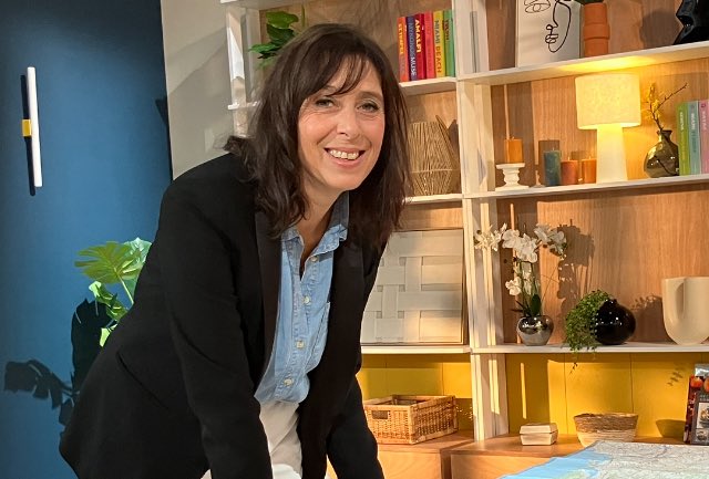 Avant/Après 👀 
Nouveau décor pour nouvelle émission : NoA Week-end, 1 talk hebdomadaire mené par Sylvie Hazebroucq pour mieux faire connaissance avec 1 personnalité de la région 
📌A partir du vendredi 19 septembre à 19.50 sur NoA 
&amp; dès le jeudi soir sur <a href="/FranceTV/">France tv</a> <a href="/F3Regions/">France 3 Régions</a>