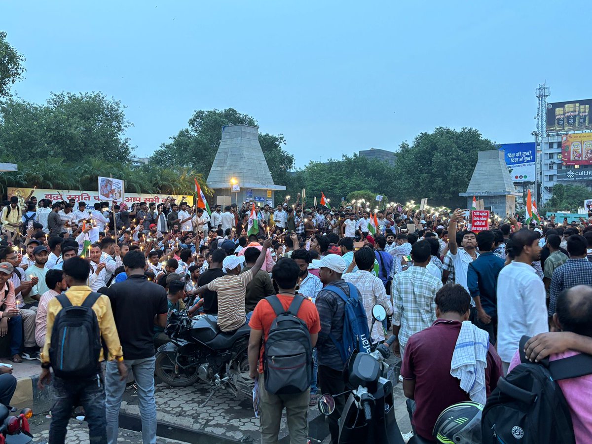 SatPalSahu12's tweet photo. 🔥 पटना में 10,000 जमीन सर्वे कर्मियों का महासंग्राम!
✊ "बर्खास्तगी हटाओ – नौकरी पक्की करो" की गूंज से हिला बिहार।
क्या सरकार देगी LRC Permanent की गारंटी? 🤔#BiharSurveyKarmi #PatnaProtest #BiharPolitics #SurveyKarmiAndolan #BiharBreakingNews #LRCPermanent #SarkariNaukri https://t.co/fEwOl2hjDZ