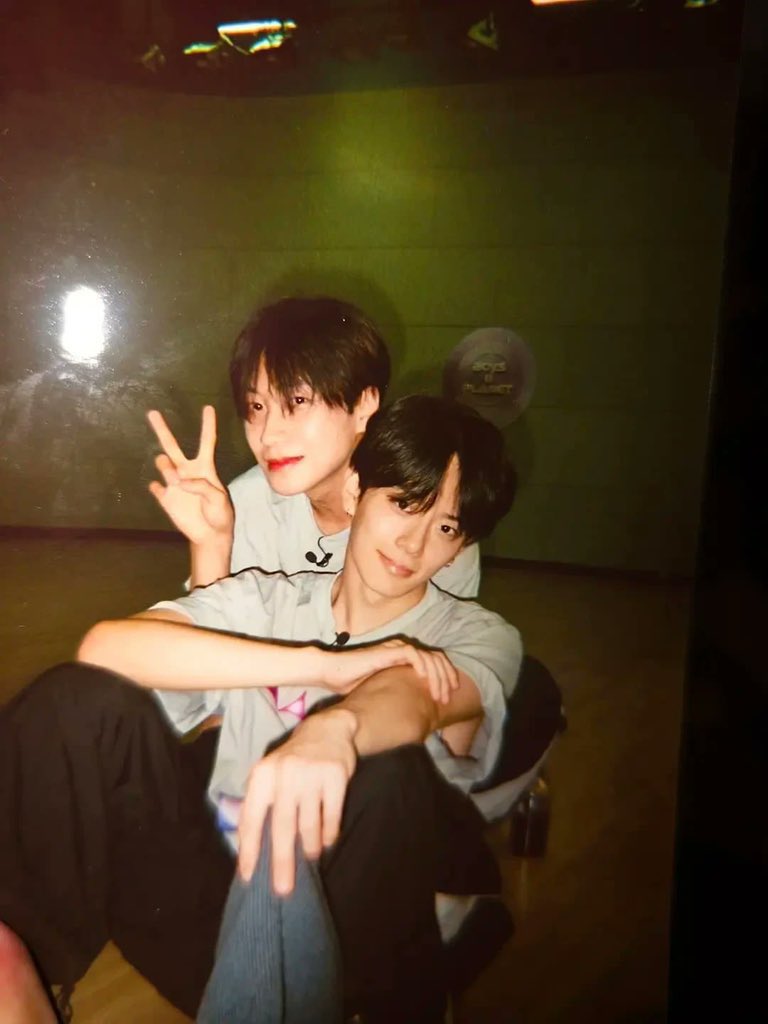 kkangminnie's tweet photo. a reminder that kangmin and hengyu are literally best friends. they were both so stressed at that time in a team that had only one week to practice with the desire to win so NEVER believe mnet https://t.co/tgA62gX5vj