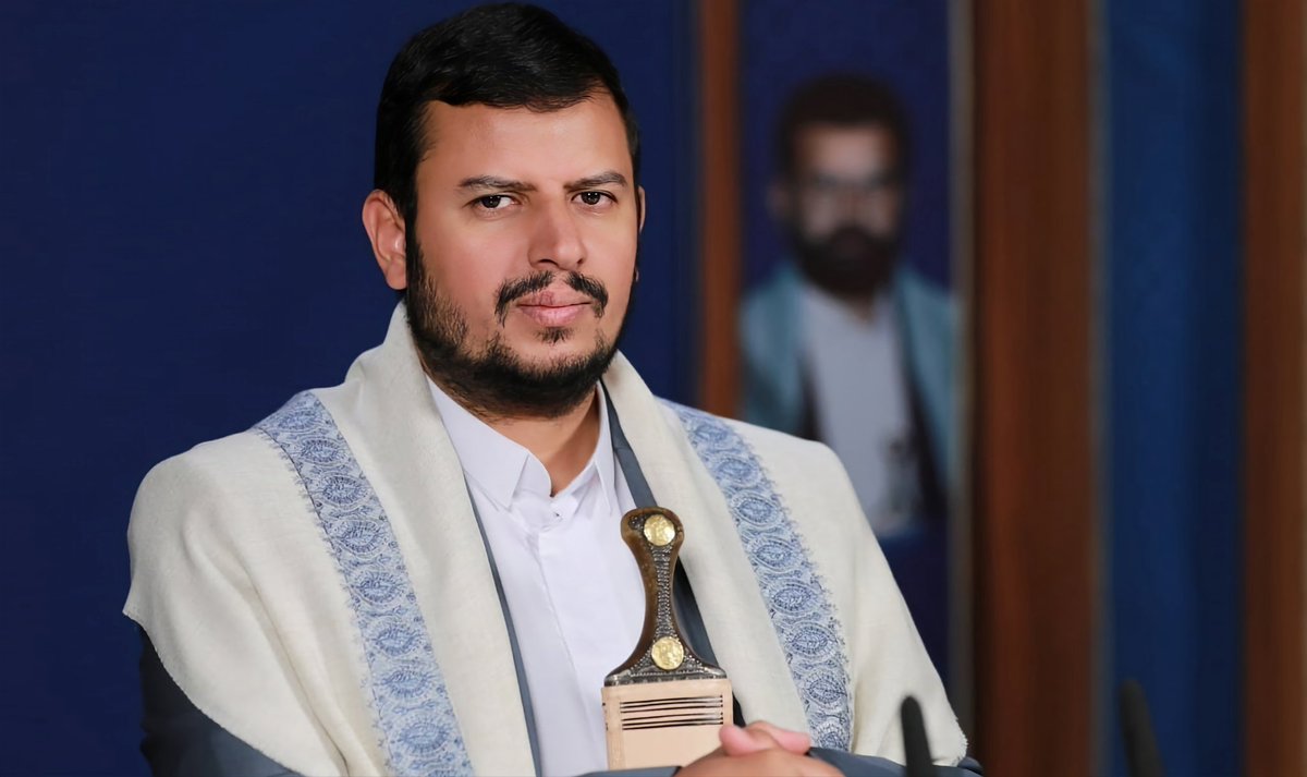 القائد الذي يحمل على عاتقة مسؤولية حماية الدول العربية والغير عربية والوقوف إلى جانبهم لمواجهة العدو الإسراييلي ومشروعة التوسعي في الشرق الأوسط هو وحده القائد المؤهل لقيادة الأمتين العربية والإسلامية.

وهذا ما نراة في قائدنا العظيم السيد القائد عبدالملك بدر الدين حفظه الله ورعاة