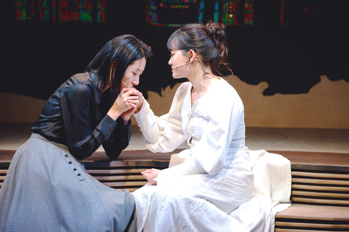 250910 낮 올랜도 인 버지니아
스페셜 커튼콜 | 자기 자신의 모습으로

버지니아 울프 役 | #임찬민 배우님
비타 색빌웨스트 役 | #장보람 배우님

우린 올랜도야